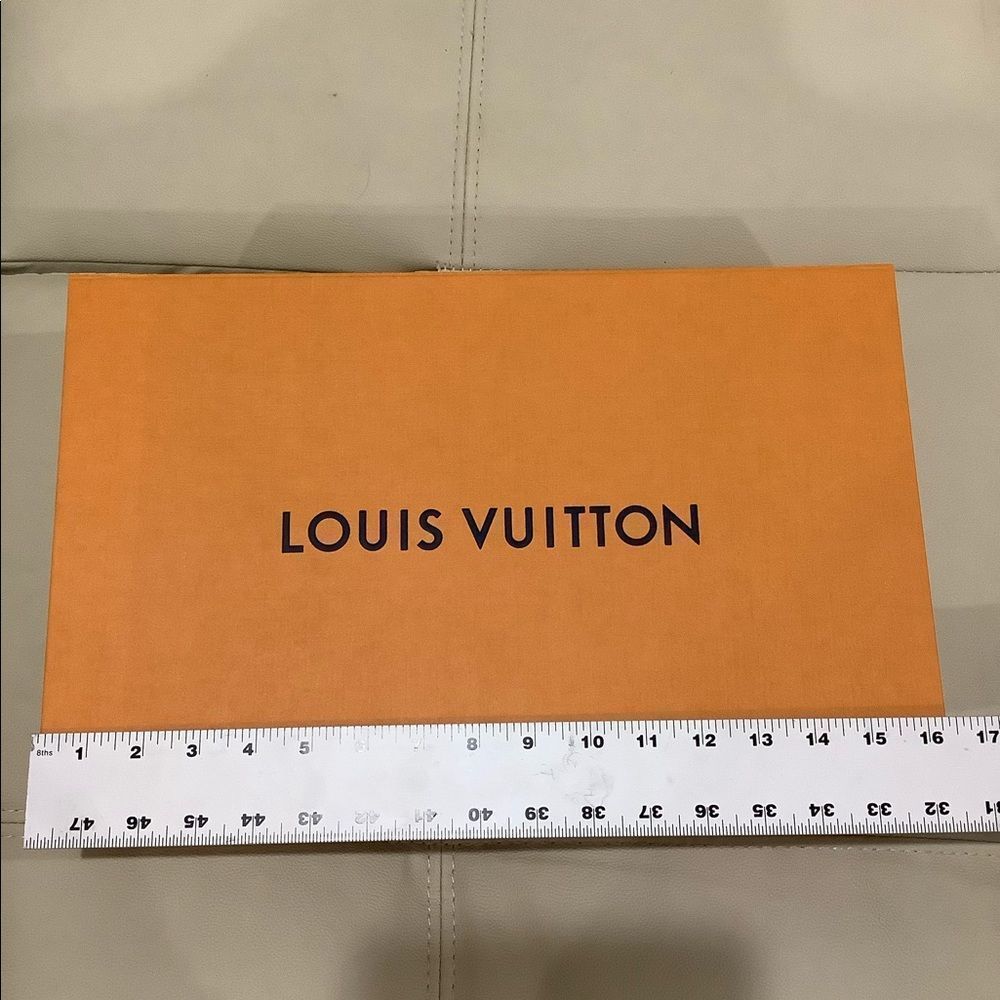 Louis Vuitton medium size box - Picture 2 of 8